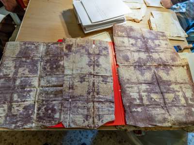 Apriamo ora con cura tre fragili pergamene risalenti addirittura al 1347